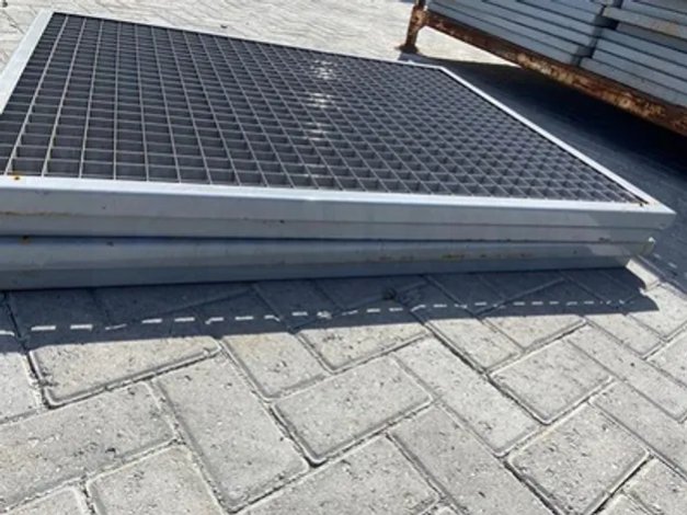 250 UND PISOS EM AÇO( VAZADO) PARA MEZANINO 1 X 1,20 MTS