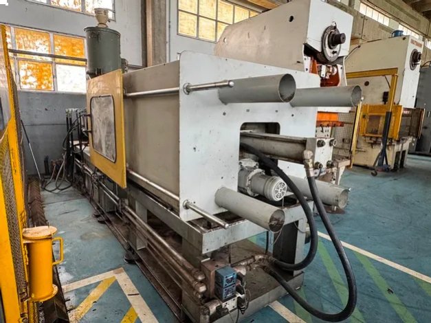 INJETORA PARA PLASTICOS MARCA CH MODELO JM268MKII CAPACIDADE 268 TONELADAS ANO 2000