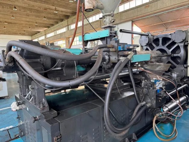 INJETORA PARA PLASTICOS MARCA FURNAX CAPACIDADE 800 TONELADAS, ANO 2010