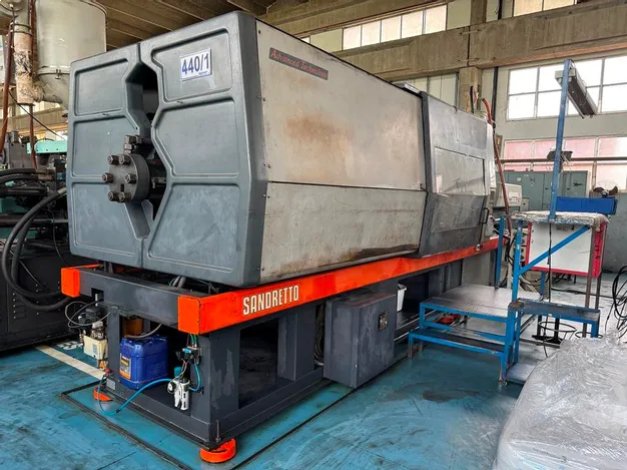 INJETORA PARA PLASTICOS MARCA CLF CAPACIDADE 600 TONELADAS, ANO 2009
